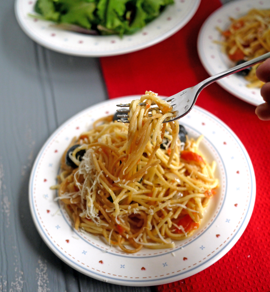 One Pan Tomato Spaghetti Recipe