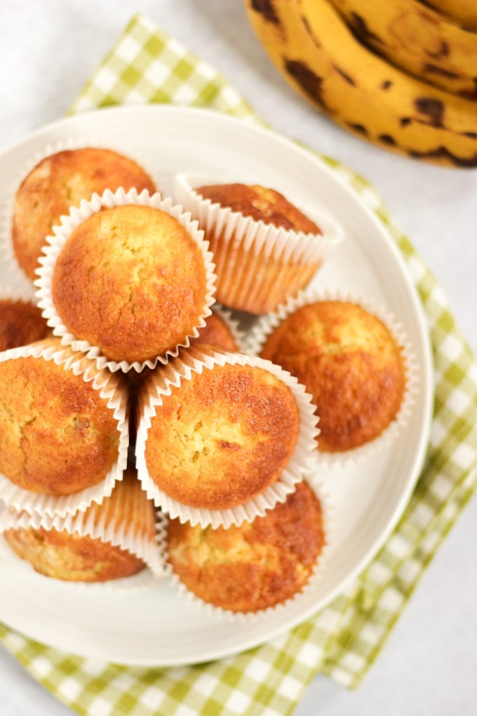 BANANA MUFFINS - JUST 5 INGREDIENTS! These simple, quick to make muffins are perfect for baking with toddlers, deliciously moist and make a yummy treat or a breakfast on the go. This moist UK recipe is easily adaptable to add peanut butter, blueberries, Nutella or chocolate chips. #tamingtwins #cookingwithkids #bananarecipes #bananamuffins #easyrecipes #muffins #ukrecipes #cupcakes