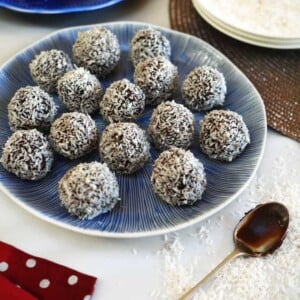 Chocolate Snowball Truffles - Perfect Christmas make for children to help with. These make a great rainy day activity, and are fab to give as gifts! https://www.tamingtwins.com