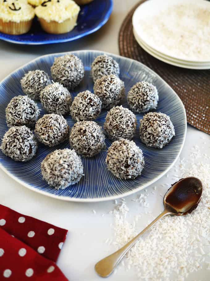 Chocolate Snowball Truffles - Perfect Christmas make for children to help with. These make a great rainy day activity, and are fab to give as gifts! https://www.tamingtwins.com