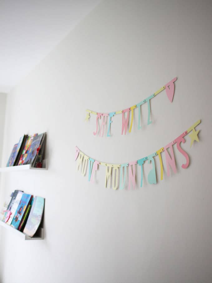 I love a motivational letter garland quote! A little girl's pink and mint green bedroom tour. Inspiration and decoration ideas for a perfect room for a four year old girl.