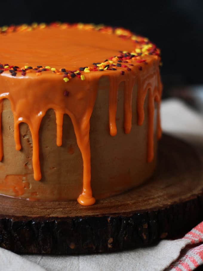 THE Pumpkin Spice Latte Cake Recipe - layers of soft pumpkin spiced cake, with fluffy latte coffee buttercream frosting and a white chocolate ganache icing drizzle. Here's how to make a Pumpkin Spice Latte Layer Cake!