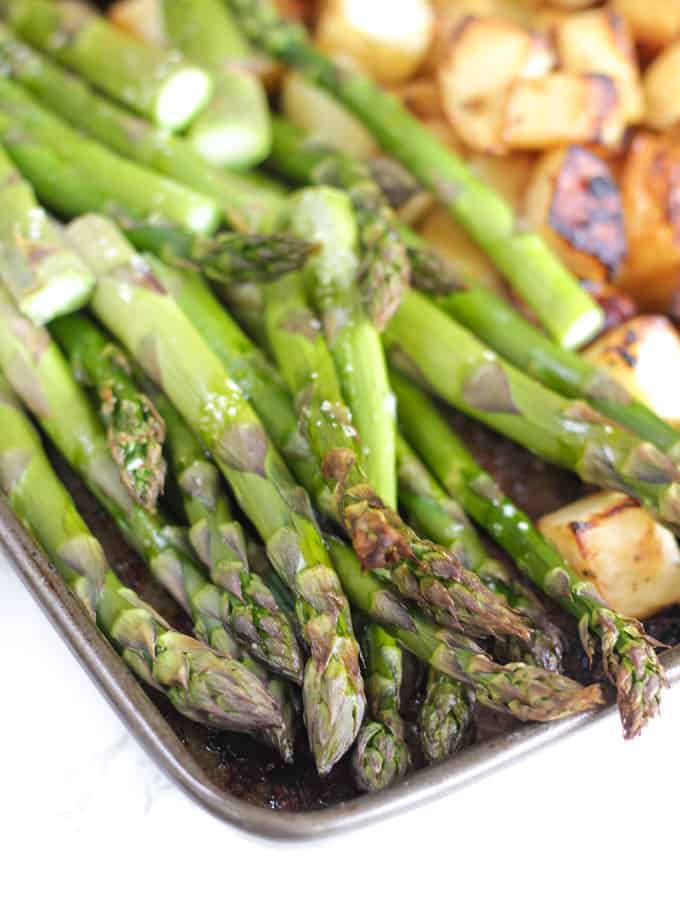 This One Pan Lemon Asparagus Chicken recipe is a quick and simple dinner using chicken breasts, roasted with potatoes, asparagus, lemon and honey. A really easy family meal.