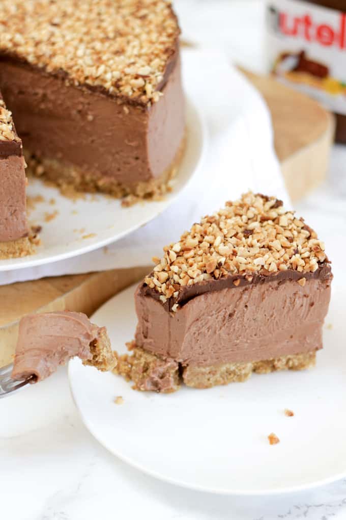 How to make the best ever NO BAKE NUTELLA CHEESECAKE! (With VIDEO tutorial!) This delicious cheesecake is the ultimate in Nutella, chocolate and hazelnut indulgence. This no bake dessert is quick and simple, easy enough for anyone, this is a must try pudding recipe! https://www.tamingtwins.com