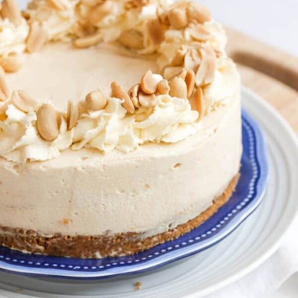 Frozen Peanut Butter Cheese Cake Recipe - Delicious dessert made with cream cheese and peanut butter on a buttery biscuit base. The perfect pudding to finish any dinner!