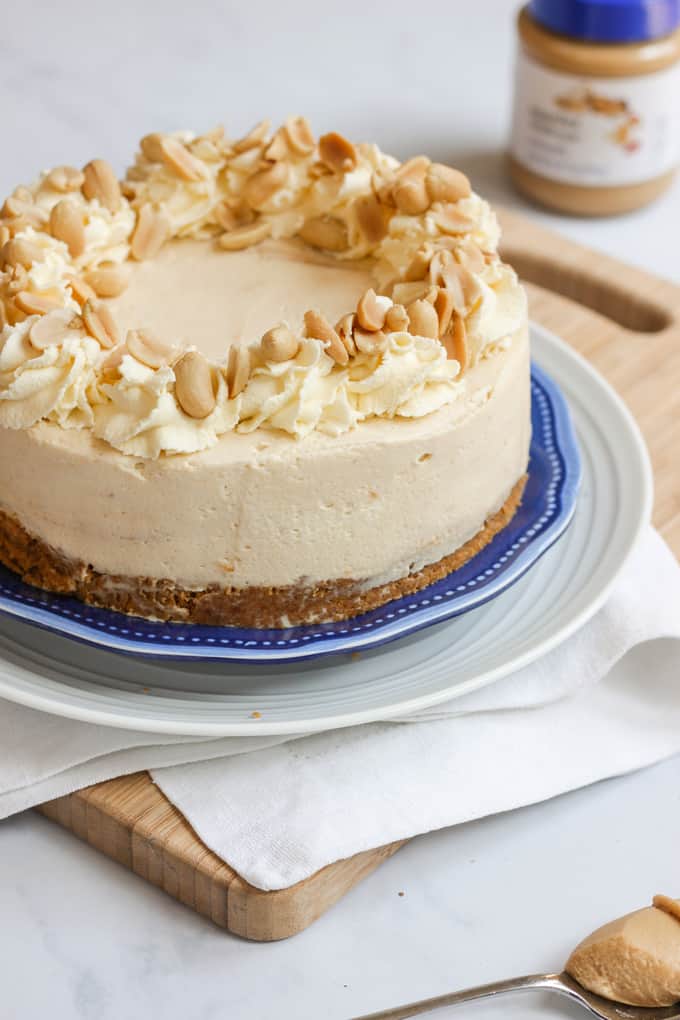 Frozen Peanut Butter Cheese Cake Recipe - Delicious dessert made with cream cheese and peanut butter on a buttery biscuit base. The perfect pudding to finish any dinner!