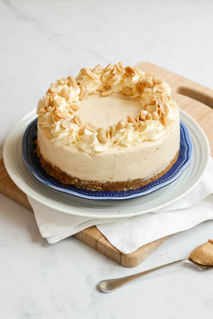 Frozen Peanut Butter Cheese Cake Recipe - Delicious dessert made with cream cheese and peanut butter on a buttery biscuit base. The perfect pudding to finish any dinner!
