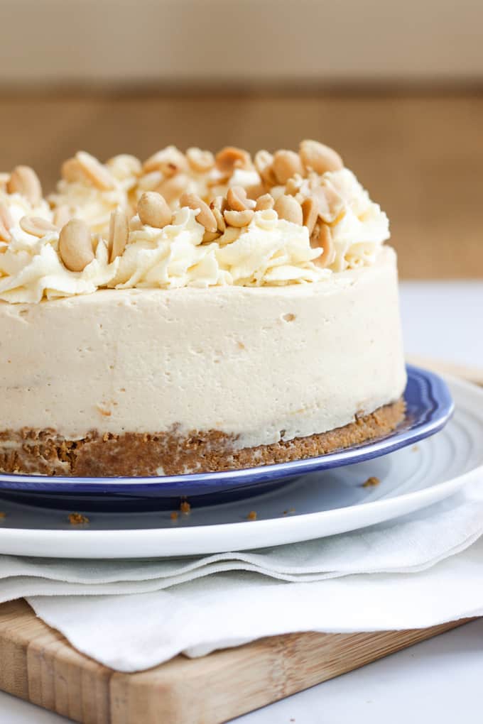 Frozen Peanut Butter Cheese Cake Recipe - Delicious dessert made with cream cheese and peanut butter on a buttery biscuit base. The perfect pudding to finish any dinner!