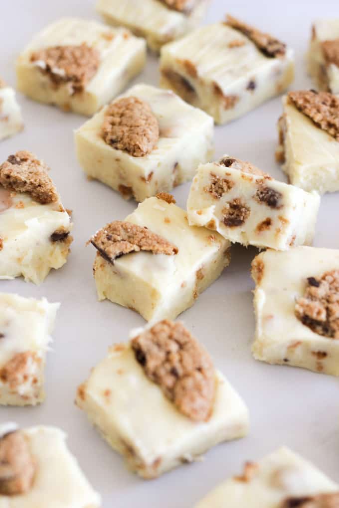The easiest ever crock pot fudge recipe. This Cookies and Cream Slow Cooker Fudge is the perfect homemade gift, packed with chocolate and condensed milk. Simple and delicious.