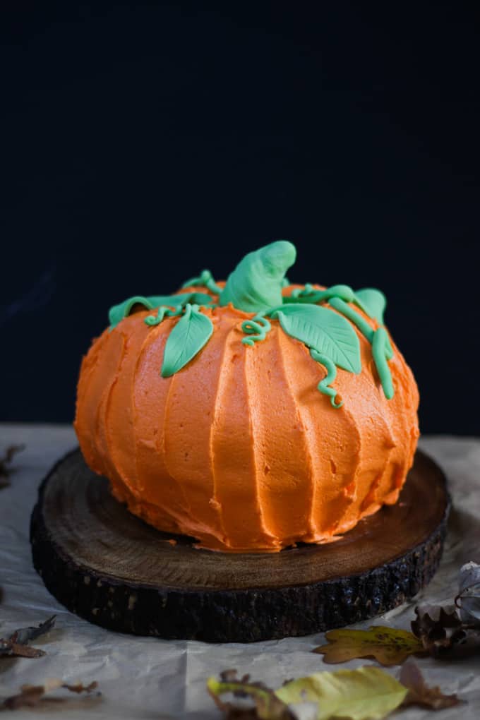 How to make a Pumpkin Bundt Cake - Perfect for Halloween, this easy peasy cake is so much fun to make! Filled with buttercream icing - the best frosting - kids will love this cake!