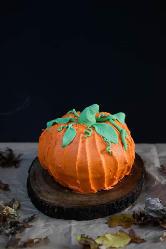 How to make a Pumpkin Bundt Cake - Perfect for Halloween, this easy peasy cake is so much fun to make! Filled with buttercream icing - the best frosting - kids will love this cake!