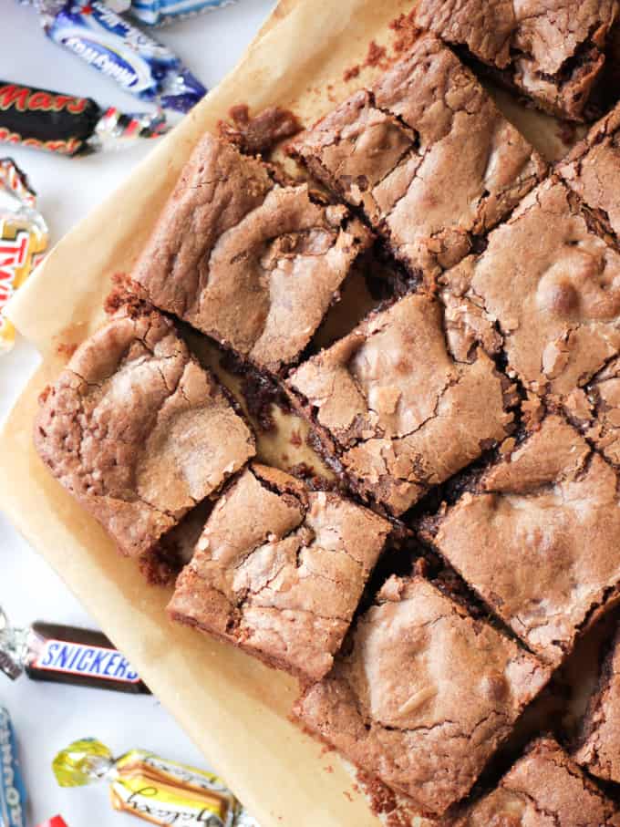 vraag je je af hoe je restjes chocolade moet gebruiken? Dit Chocoladebrownies recept met restjes chocolade is de perfecte manier om het goed te gebruiken. Bak een brownie storm met deze eenvoudige maken. GeÃ nspireerd door Nigella ' s klassieke recept, met een paar tweaks, dit is uw go to chocolate traybake cake!