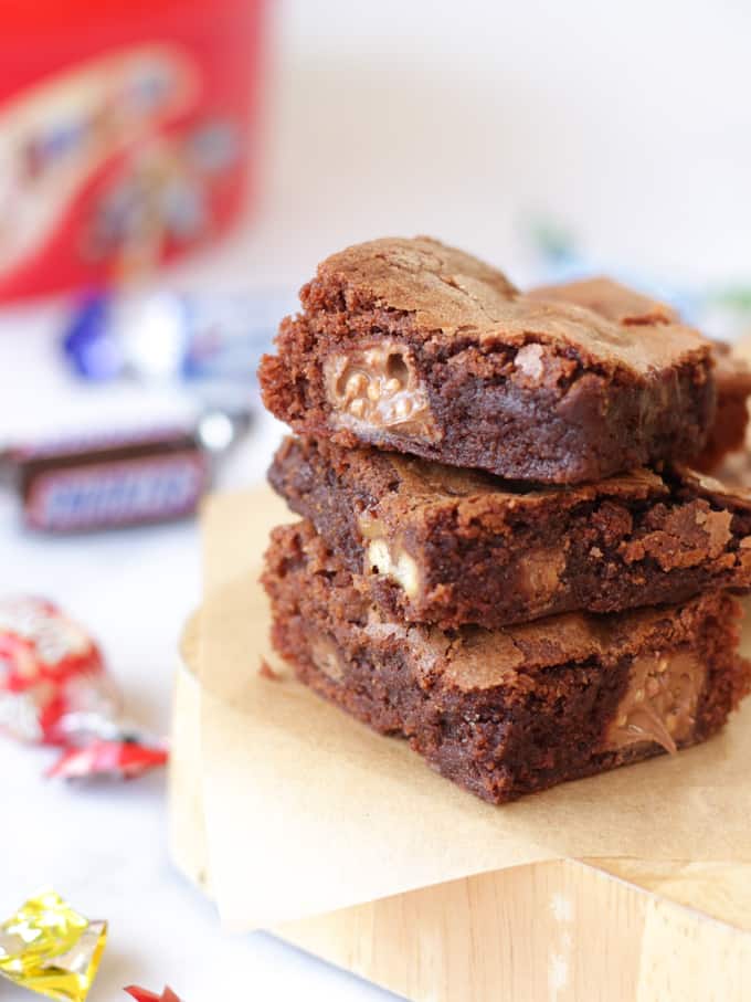 Sie fragen sich, wie Sie Schokoladenreste aufbrauchen können? Dieses Schokoladen-Brownies-Rezept mit süßen Pralinen ist der perfekte Weg, um es gut zu nutzen. Backen Sie einen Brownie Sturm mit diesem einfachen Make-up. Inspiriert von Nigellas klassischem Rezept, mit ein paar Verbesserungen, ist dies Ihr Schokoladen-Traybake-Kuchen!