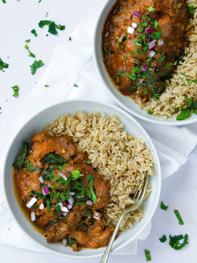 Easy slow cooker beef curry recipe with spinach and tomatoes