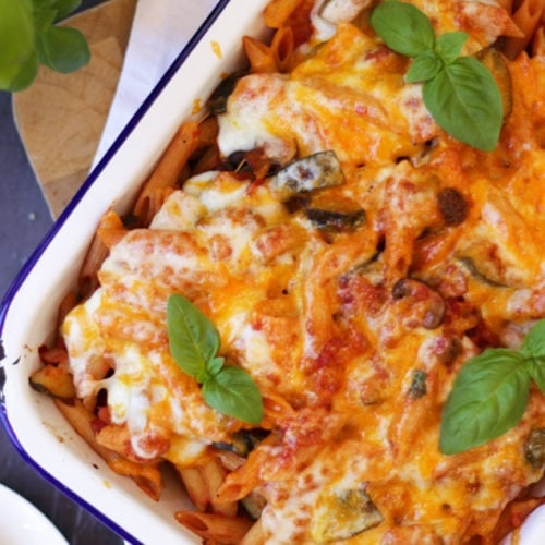 This Easy Chicken Pasta Bake recipe is a delicious and healthy dinner for all the family.  The simple Italian style tomato sauce is packed with vegetables and bacon and topped with cheese. Kids will love this recipe and if you're following the Slimming World plan? No problem, this recipe is easily made as a Syn Free Pasta Bake Recipe. #tamingtwins #pastabake #dinnerrecipe #chickenrecipe  