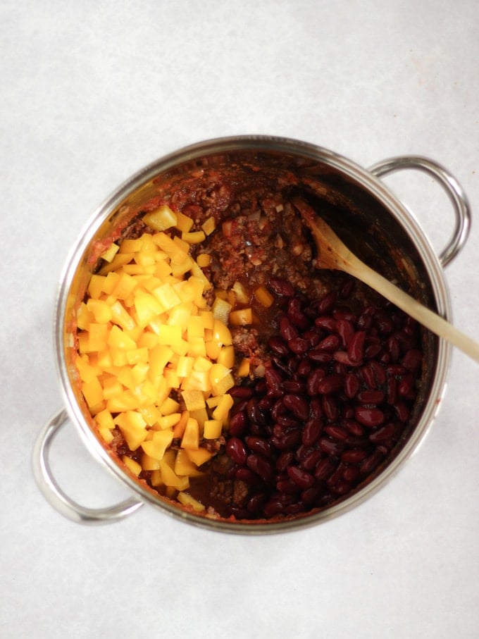 Saucepan with minced beef, chopped pepper and kidney beans in