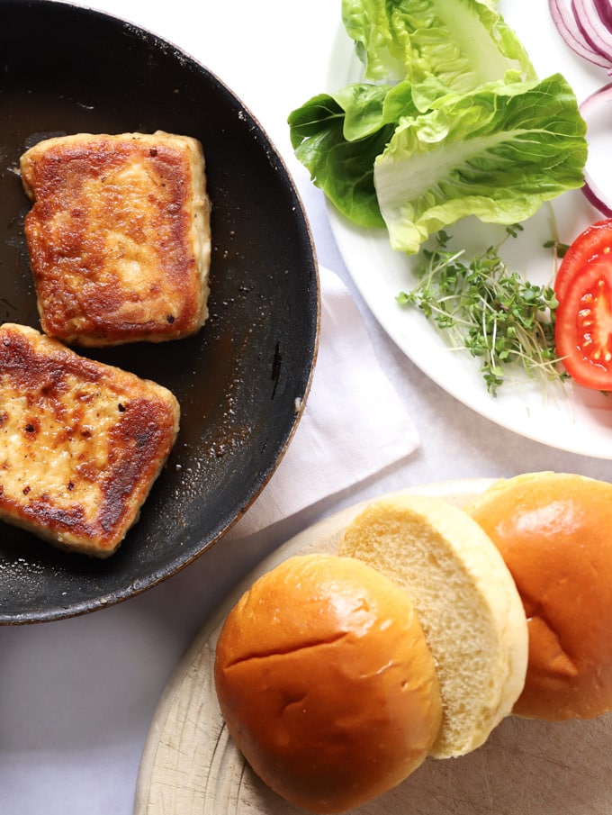 Fried cheese slices with brioche buns and salad