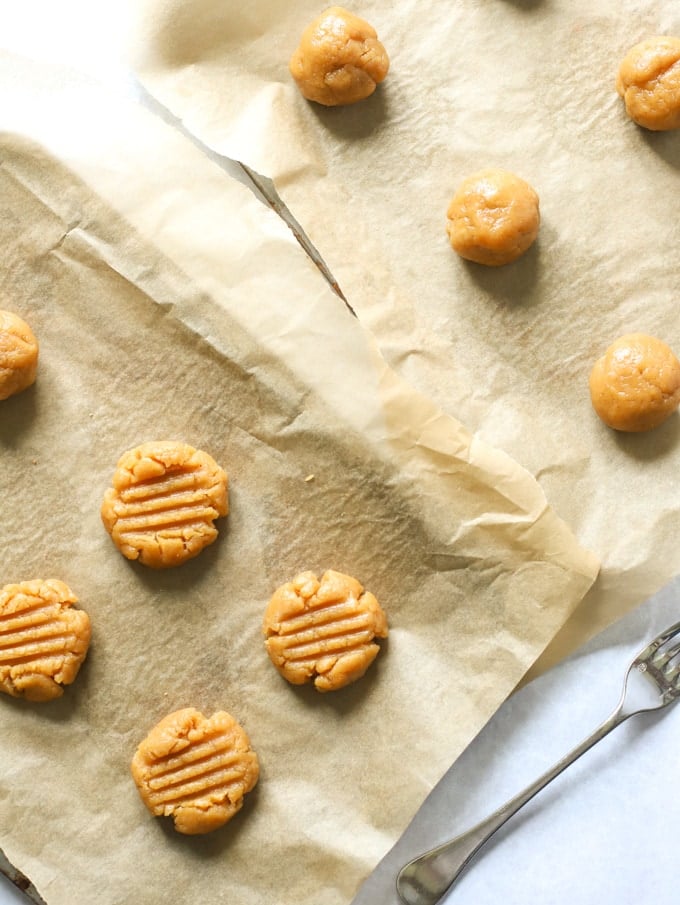 uncooked biscuit balls on a baking tray ready to be baked.