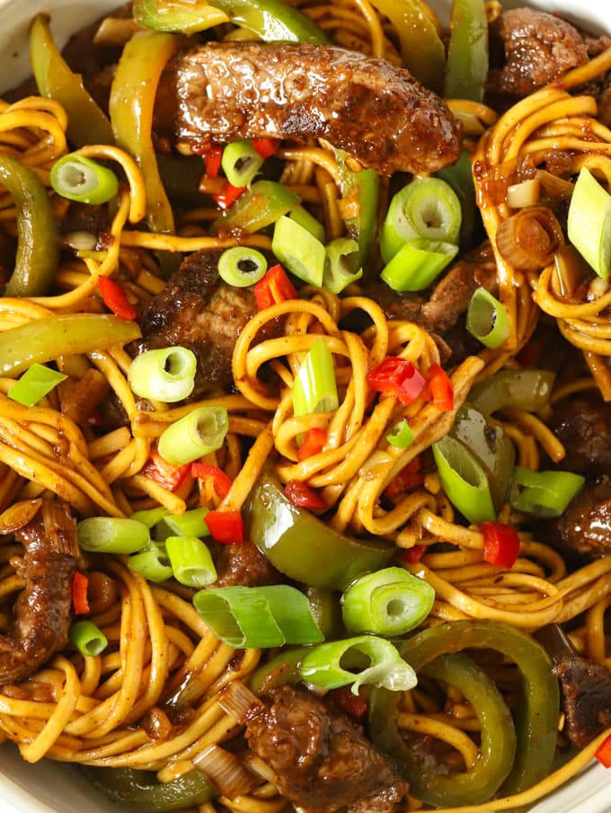 Beef noodles with green peppers and sticky sauce