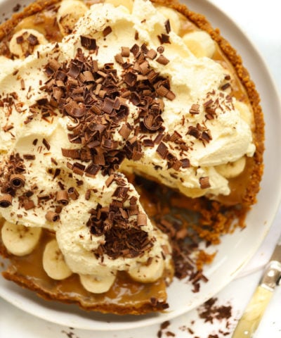 Easy Banoffee Pie recipe with just 5 ingredients sprinkled with chocolate