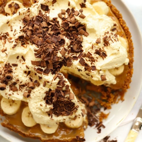 Easy Banoffee Pie recipe with just 5 ingredients sprinkled with chocolate.