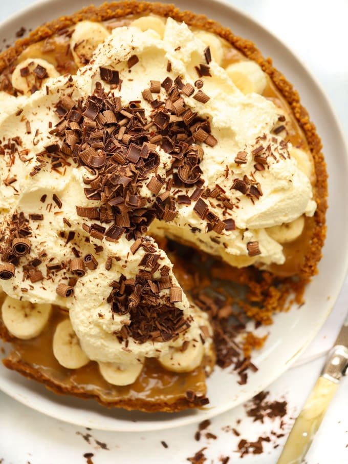 Easy Banoffee Pie recipe with just 5 ingredients sprinkled with chocolate.
