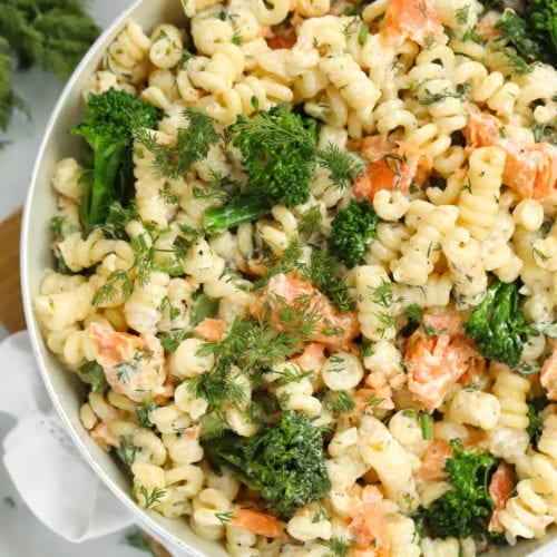 This Smoked Salmon Pasta recipe is your new favourite 10 minute meal. Light, fresh and ready in super speed.