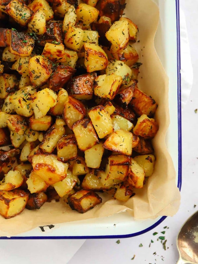 Roasted potatoes with garlic and herbs