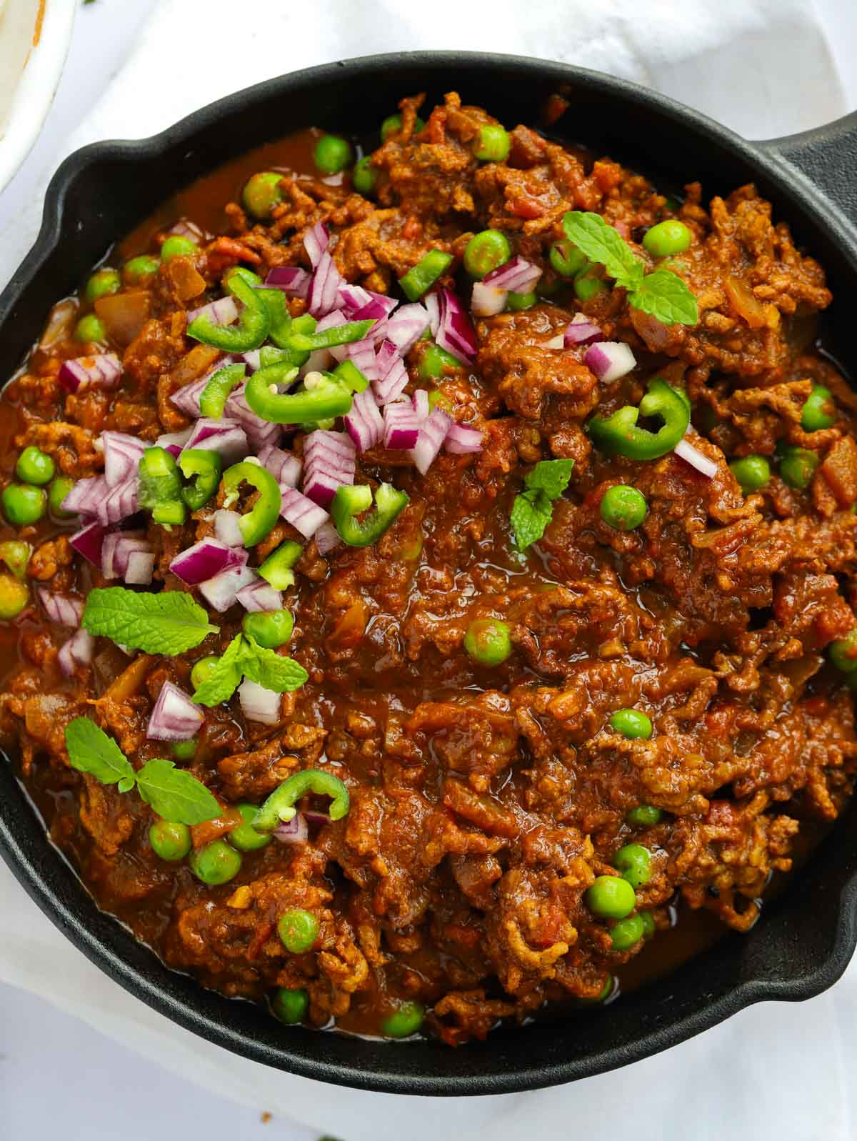 Beef keema curry recipe with peas and green chillis.