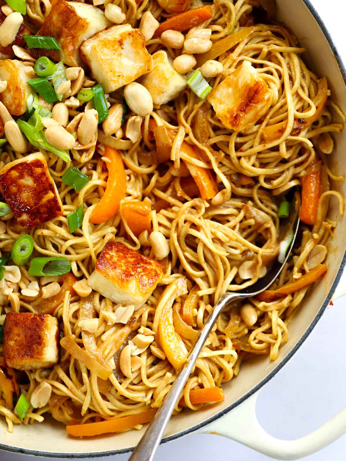 A tasty recipe for peanut butter noodles with halloumi