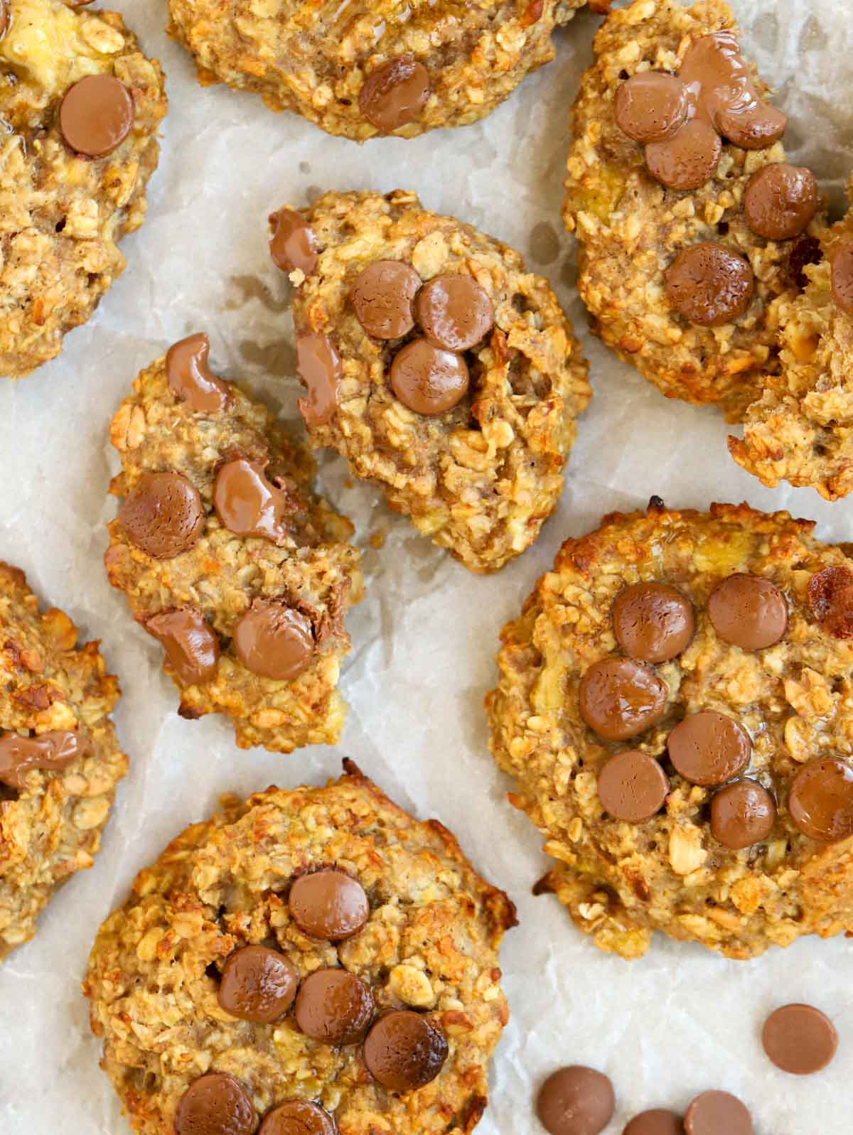 Easy recipe for breakfast cookies with peanut butter, banana and chocolate chips.