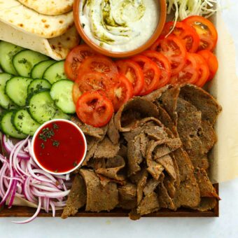 Tray with homemade doner kebabs with salad, flatbread and yoghurt sauce.