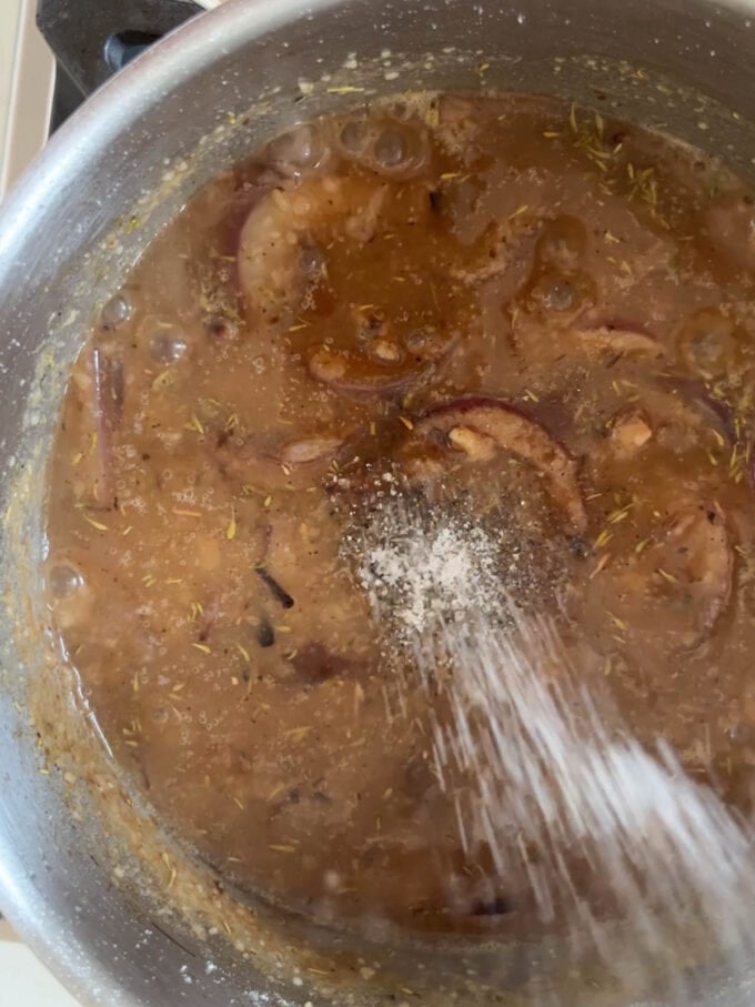 Recipe for how to make onion gravy. Step 4.