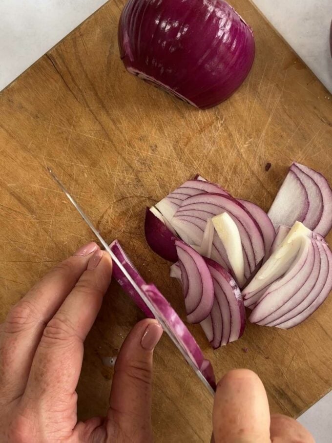 Recipe for how to make onion gravy. Step 1.