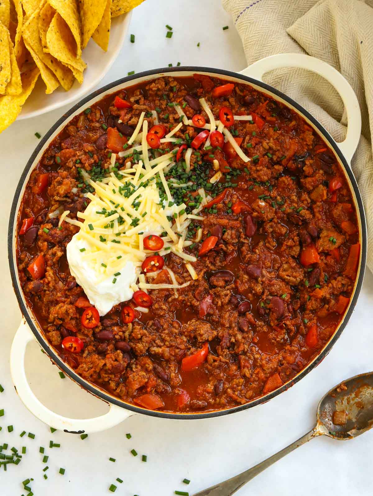 Big bowl of cooked Easy Chilli Con Carne topped with cheese.