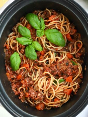 Bolognese with spaghetti in the slow cooker.