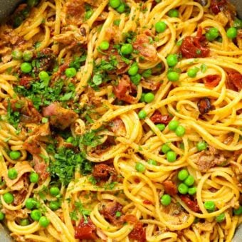 A mixture of spaghetti, peas and bacon for the recipe Bacon Pasta.