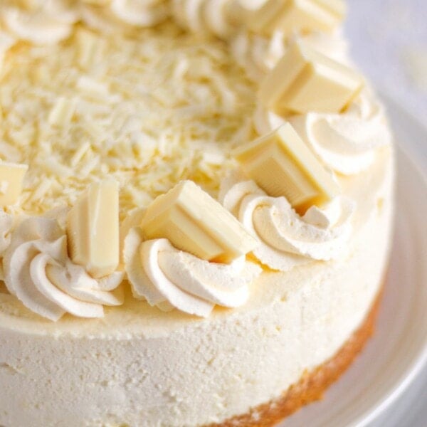 A close view of a white chocolate cheesecake.