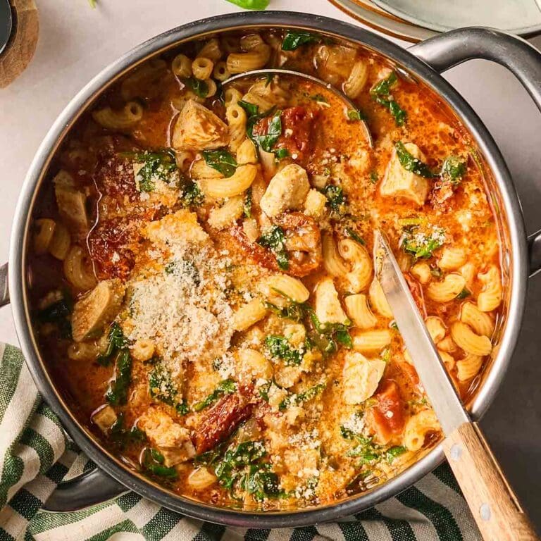 Lapoa iray feno lasopy tomatoey miaraka amin'ny akoho, epinara, parmesan ary crème miaraka amin'ny sotro iray, vonona haroso.